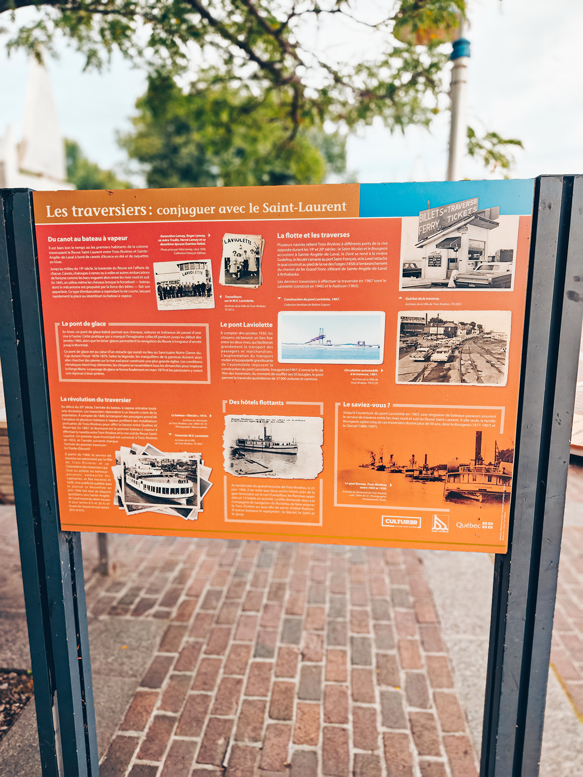 La promenade du parc portuaire face au Saint-Laurent