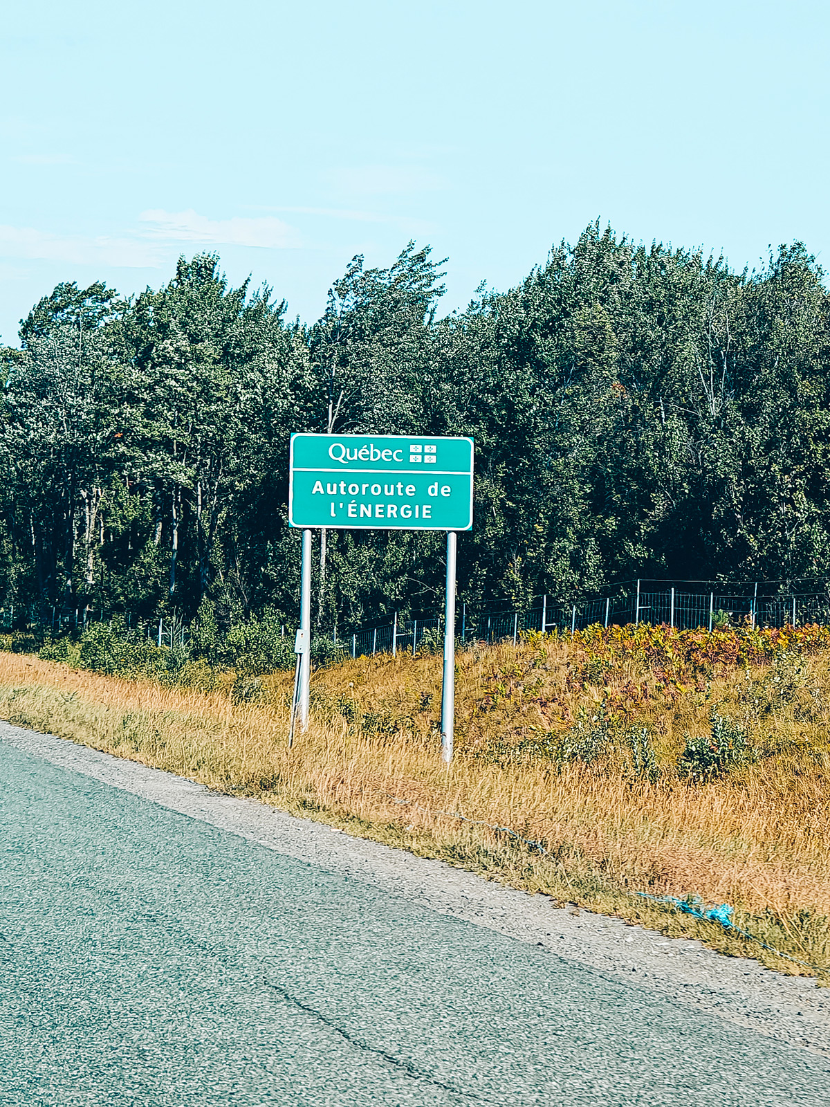 Le tableau de bord du Rivian R1S au départ, et le panneau de l’Autoroute de l’Énergie