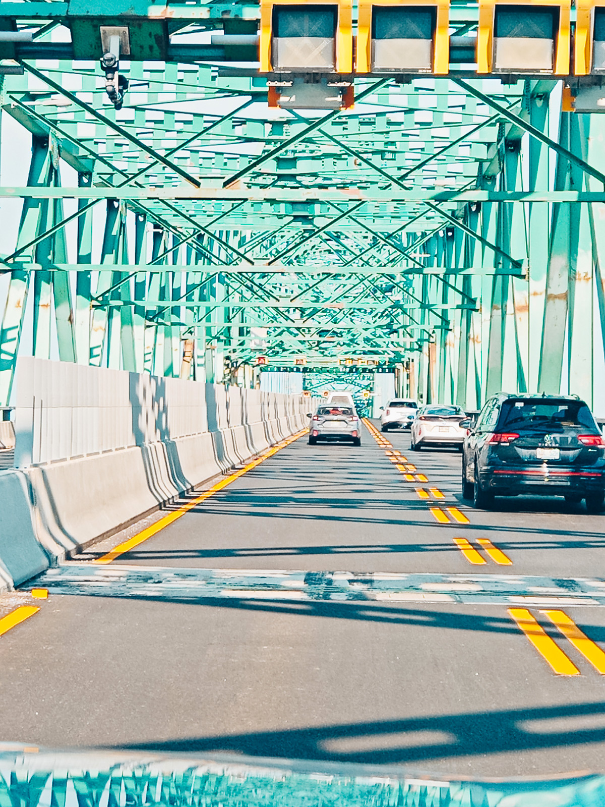 Le tablier du pont Laviolette et sa charpente d’acier vert, vus depuis la voiture