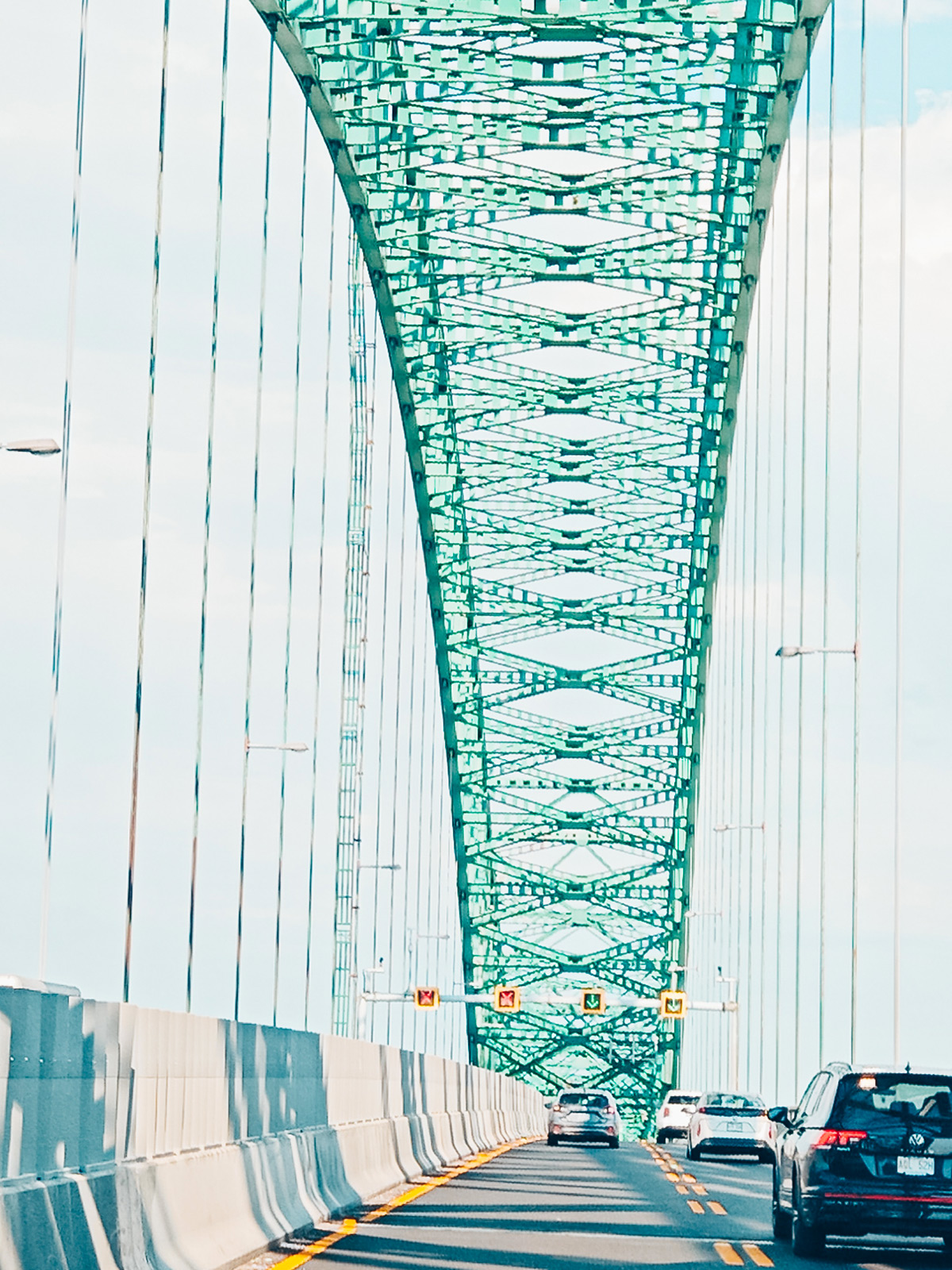 Le tablier du pont Laviolette et sa charpente d’acier vert, vus depuis la voiture